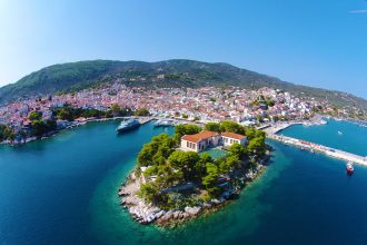 Εκμεταλλευόταν παράνομα με τραπεζοκαθίσματα έκταση αιγιαλού στη Σκιάθο