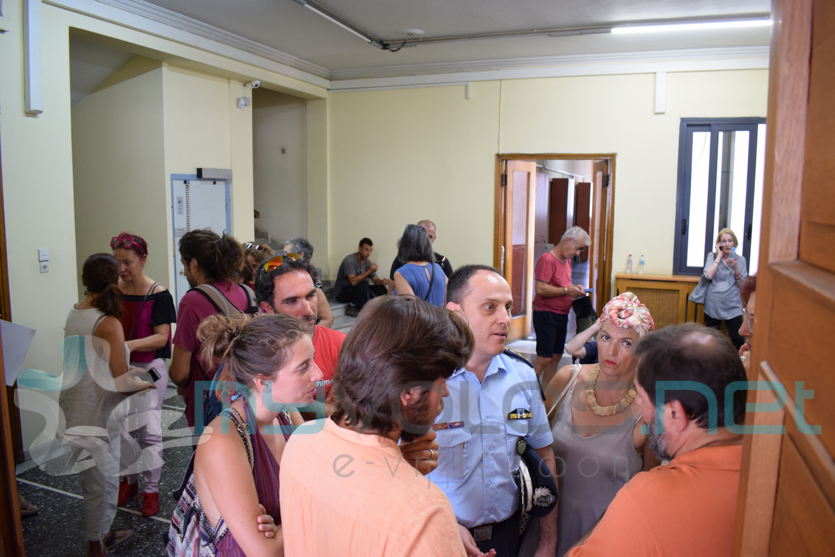 Αποχώρησαν από το Διοικητήριο τα μέλη της Επιτροπής κατά της καύσης, εξετάζοντας παρέμβαση το βράδυ στην παραλία, στην τελετή έναρξης του πανευρωπαϊκού μπάσκετ