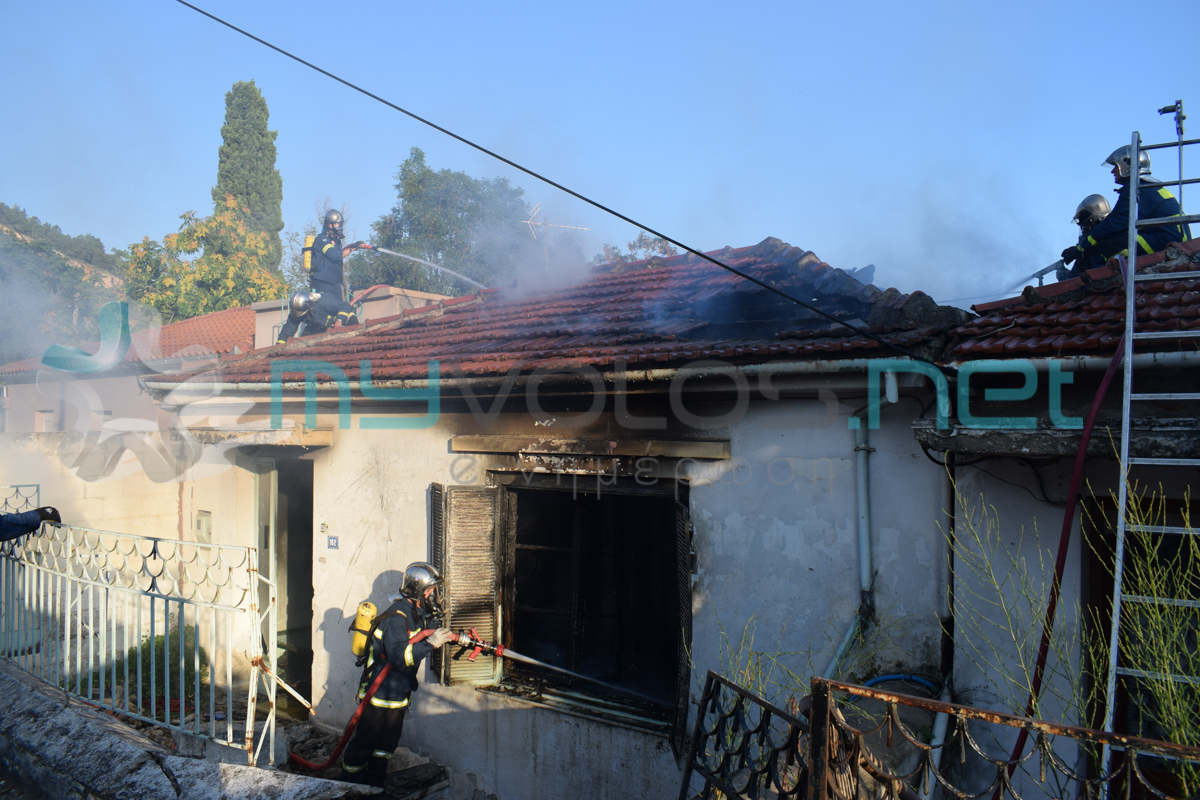 Καταστροφική φωτιά σε μονοκατοικία στον Άναυρο (εικόνες & video)