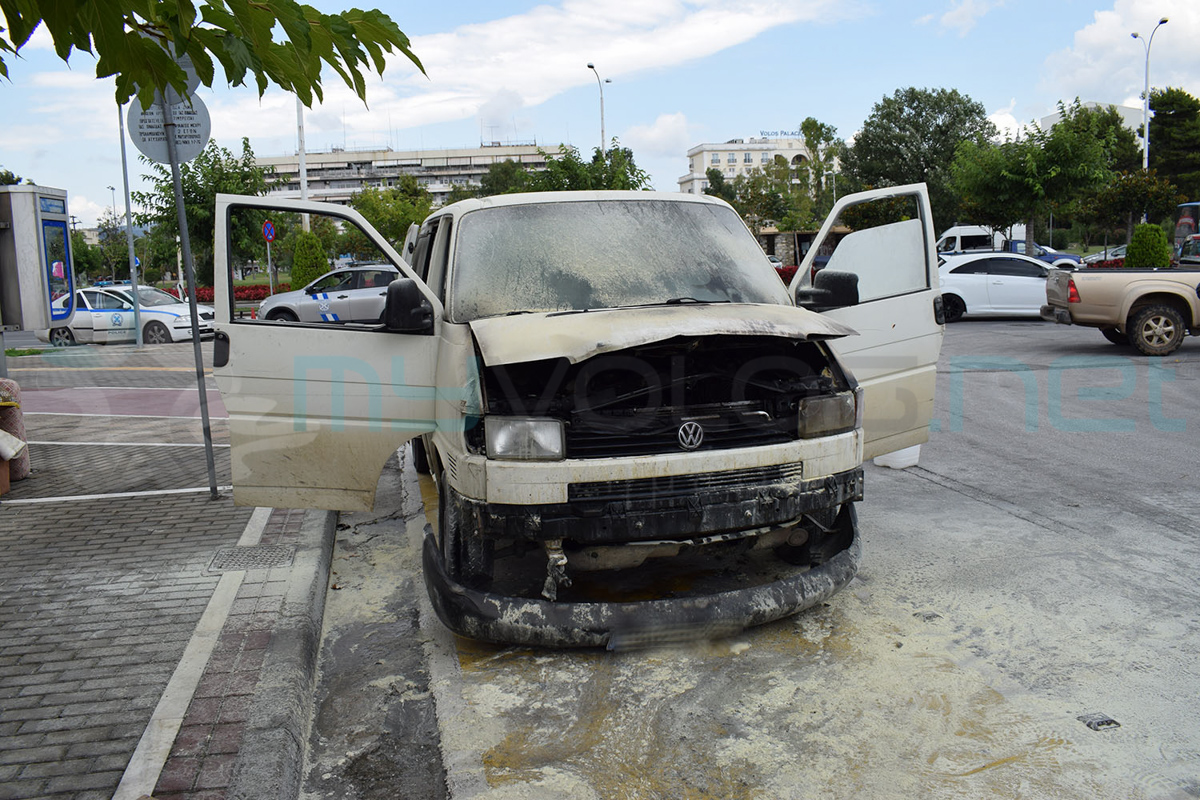 Φωτιά σε βανάκι κοντά στο Τελωνείο Βόλου (εικόνες)