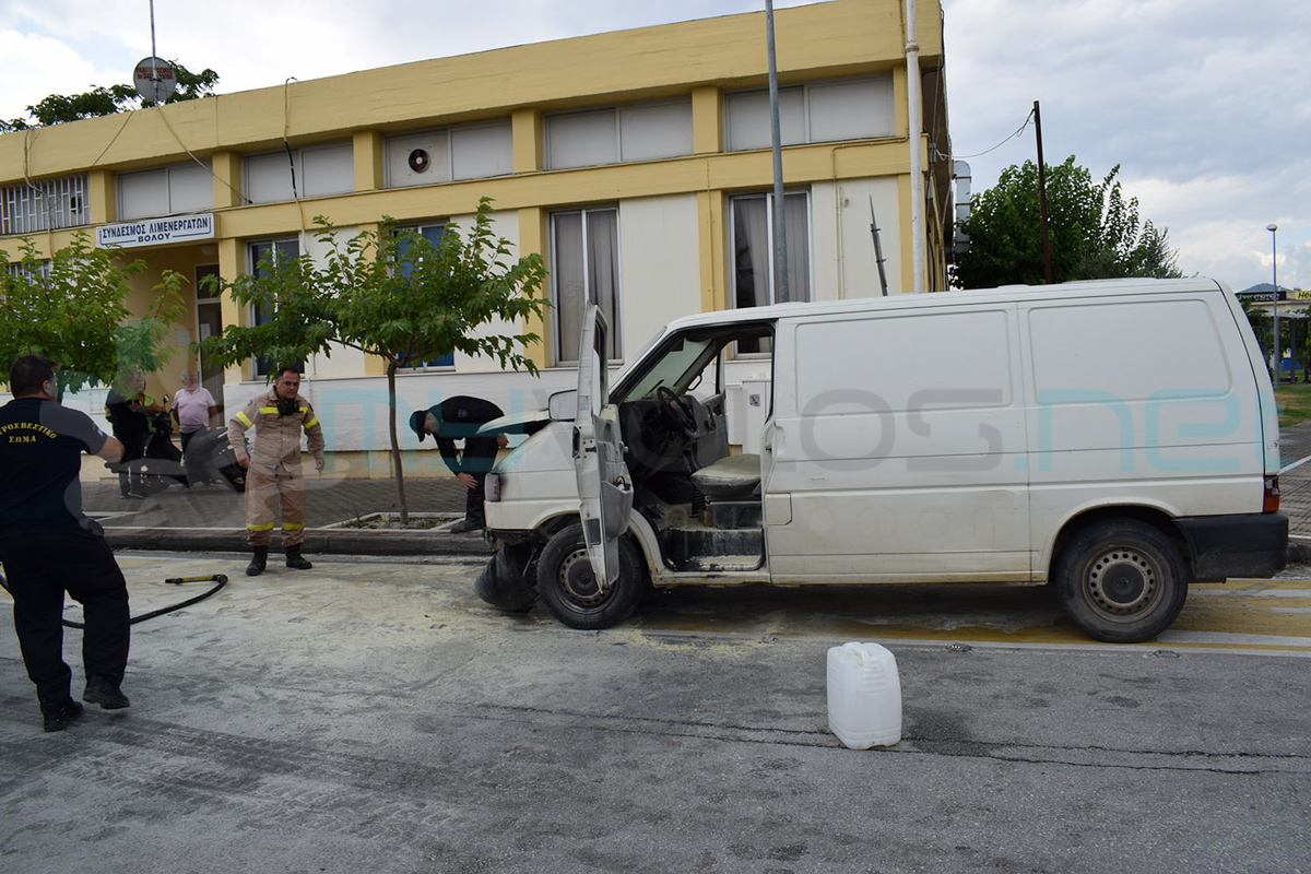 Φωτιά σε βανάκι κοντά στο Τελωνείο Βόλου (εικόνες)