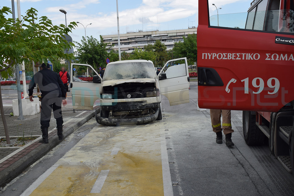 Φωτιά σε βανάκι κοντά στο Τελωνείο Βόλου (εικόνες)