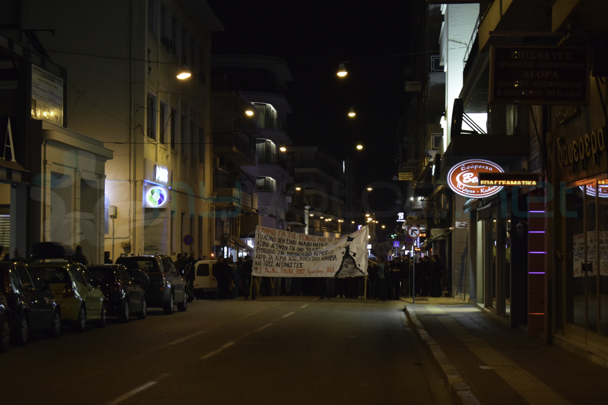 Ανεπιθύμητοι οι ΣΥΡΙΖΑΙΟΙ στο συλλαλητήριο του Πολυτεχνείου στον Βόλο, τους άφησαν εκτός πορείας! (εικόνες)