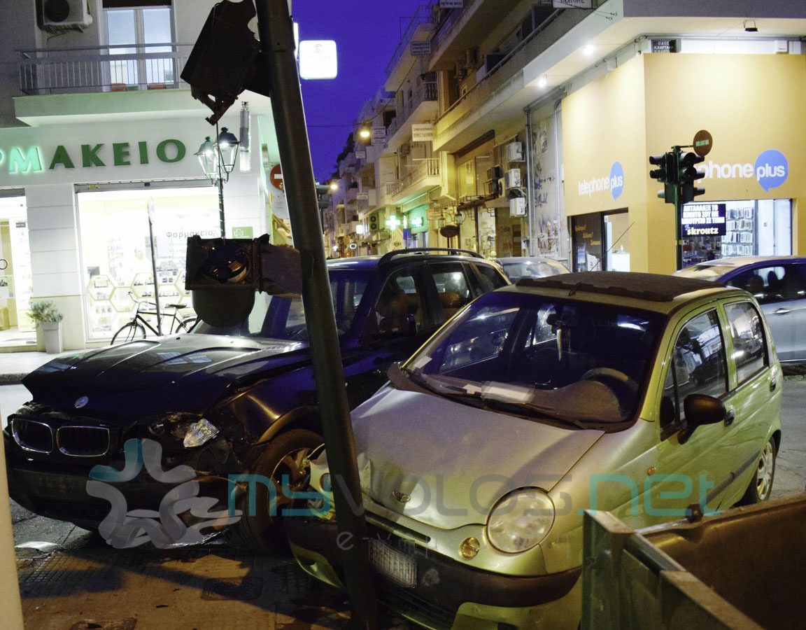 Τροχαίο σε παραβίαση ερυθρού σηματοδότη στην Κ. Καρτάλη-28ης Οκτωβρίου (εικόνες)