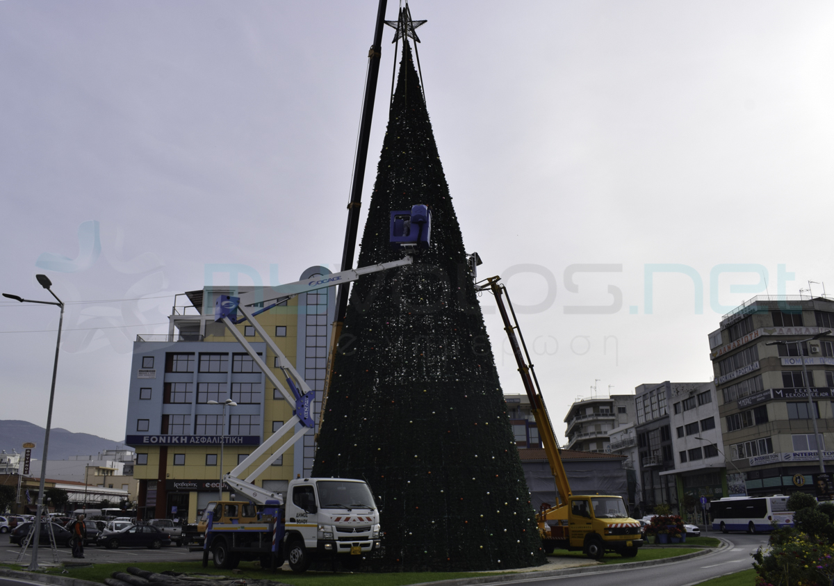 Στολίστηκε το μεταλλικό Χριστουγεννιάτικο δέντρο στον κυκλικό κόμβο Δημαρχείου (εικόνες)