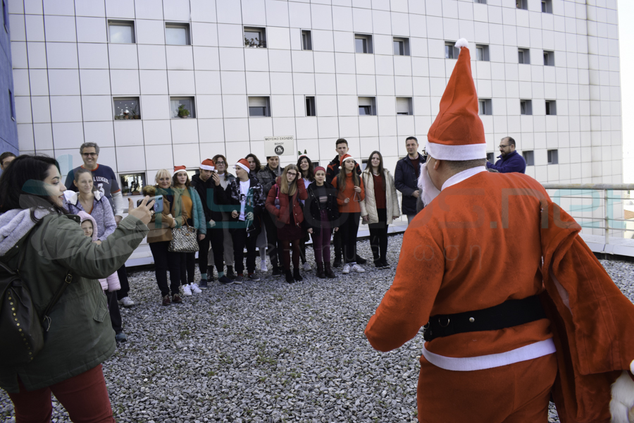 Με κλιμακοφόρο της Πυροσβεστικής ο Αη Βασίλης στην Παιδιατρική του Νοσοκομείου Βόλου (εικόνες & video)