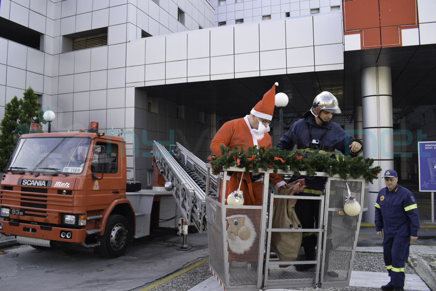 Με κλιμακοφόρο της Πυροσβεστικής ο Αη Βασίλης στην Παιδιατρική του Νοσοκομείου Βόλου (εικόνες & video)