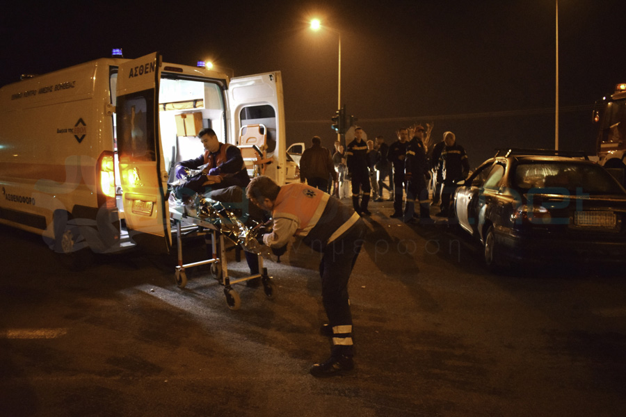 Δύο τραυματίες σε σφοδρή σύγκρουση οχημάτων στον Περιφερειακό Βόλου (εικόνες)