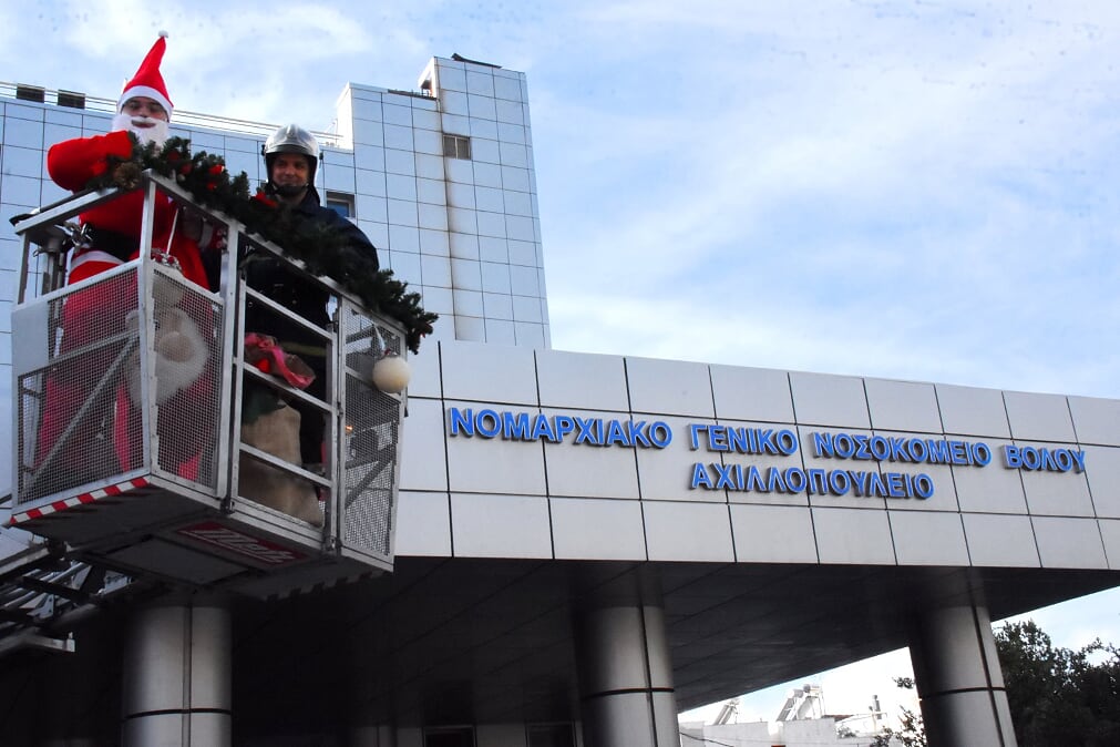 Με κλιμακοφόρο της Πυροσβεστικής ο Αη Βασίλης στην Παιδιατρική του Νοσοκομείου Βόλου (εικόνες & video)