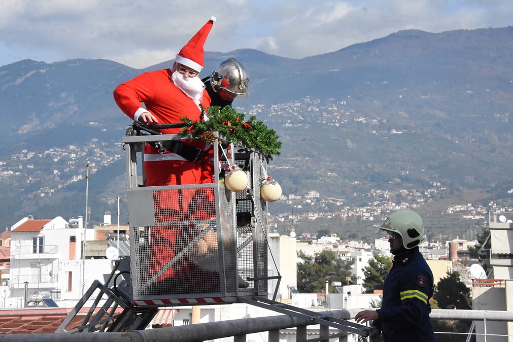 Με κλιμακοφόρο της Πυροσβεστικής ο Αη Βασίλης στην Παιδιατρική του Νοσοκομείου Βόλου (εικόνες & video)