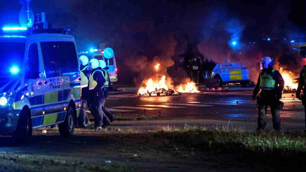 Violence erupts in Malmo in Sweden after anti-Islamic activities - yoviews
