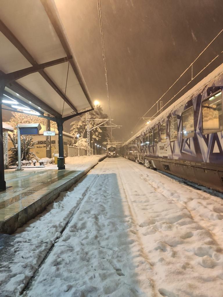 Εγκλωβισμένοι σε τρένο στην Οινόη: Οι επιβάτες πλήρωσαν από την τσέπη τους λεωφορείο - Μας είπαν να πιούμε νερό από το χιόνι | Έθνος