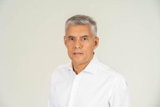 Κ. Αγοραστός: Όταν η Περιφέρεια Θεσσαλίας ξεχνά τον Μάνο Χατζιδάκι, δεν εκθέτει τον Χατζιδάκι – εκθέτει τον εαυτό της