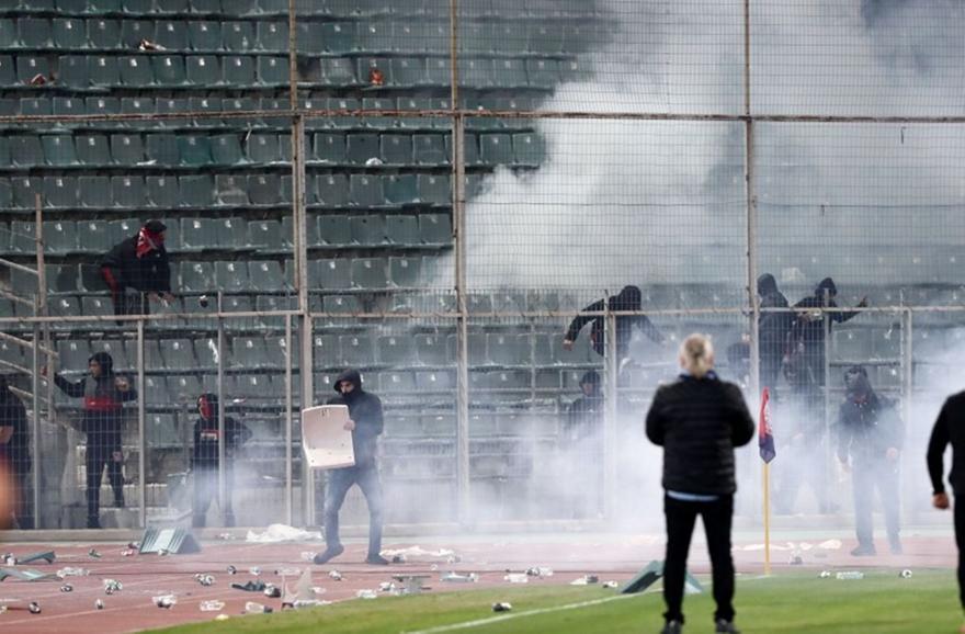 Δακρυγόνα και κροτίδες στο Πανθεσσαλικό για την ανάσχεση εισβολής φιλοξενούμενων οπαδών στις καθυστερήσεις του Βόλος – Ολυμπιακός 2-2