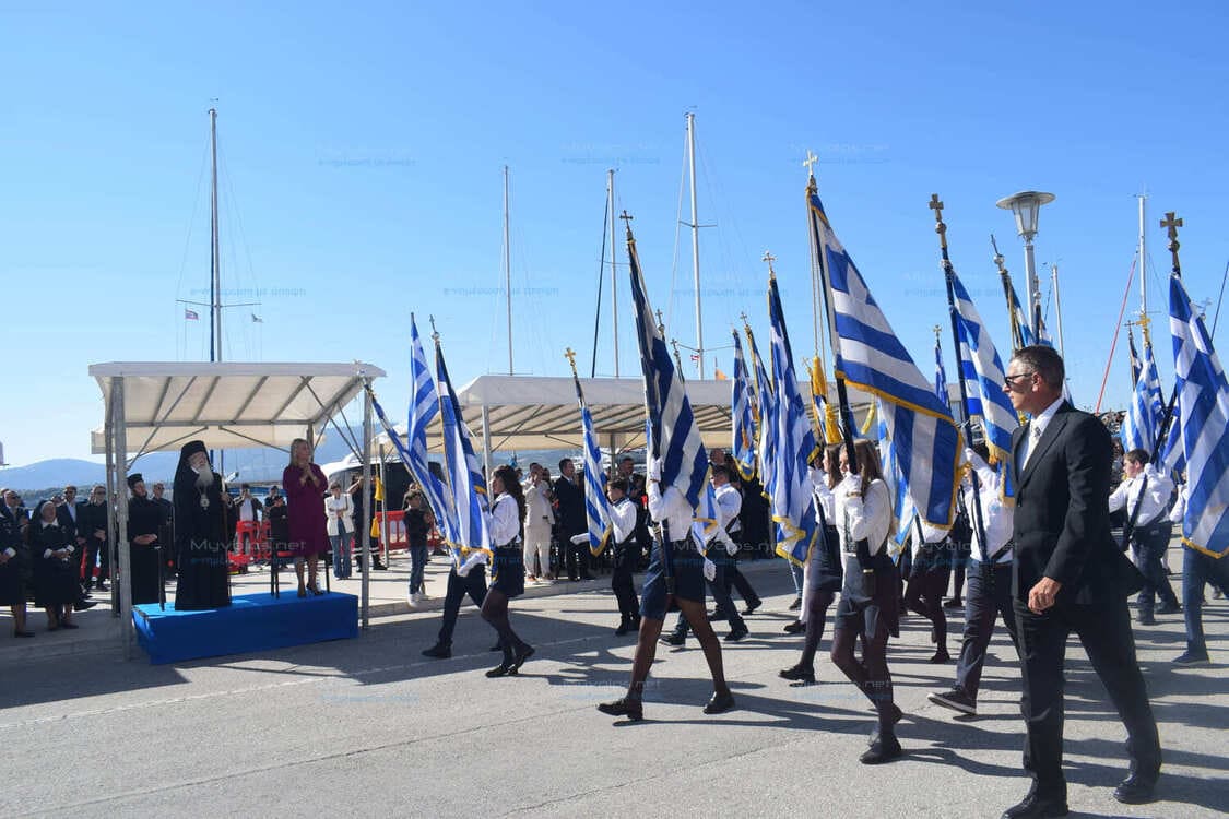 Με λαμπρότητα η παρέλαση στην κατάμεστη από κόσμο παραλία του Βόλου (pics & vid)