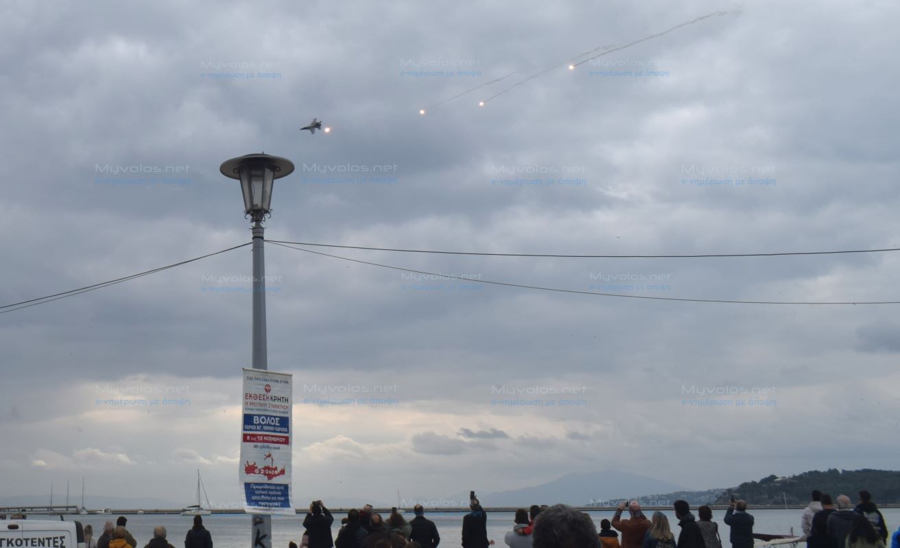 Αεροπορική επίδειξη στον ουρανό του Βόλου (παραλία) από αεροσκάφος F-16 «Ζευς»