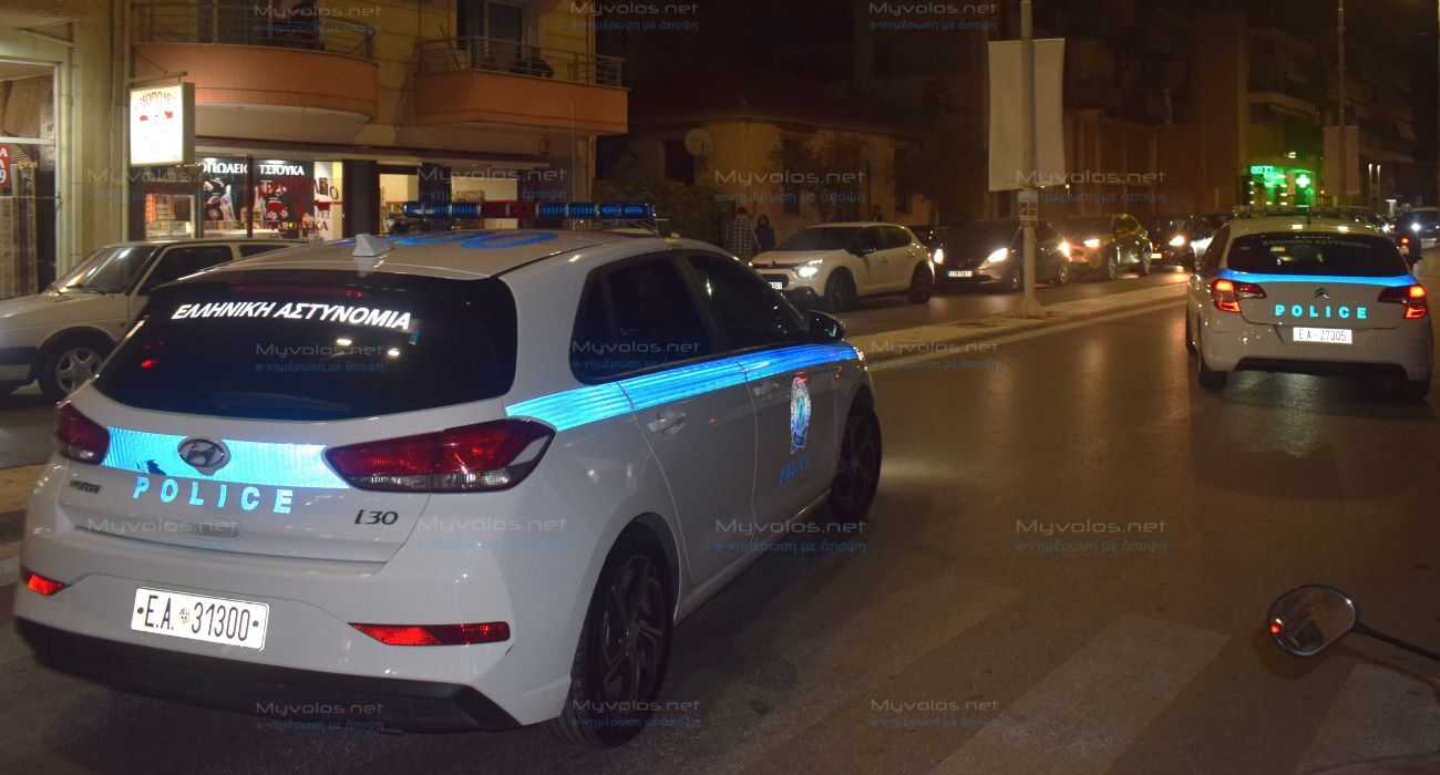 Ανήλικος οδηγούσε επικίνδυνα μοτοσικλέτα στο κέντρο του Βόλου, δεν σταμάτησε σε σήμα τροχονόμου, έπεσε σε κάδο απορριμμάτων και στη συνέχεια σε ΙΧ αυτοκίνητο