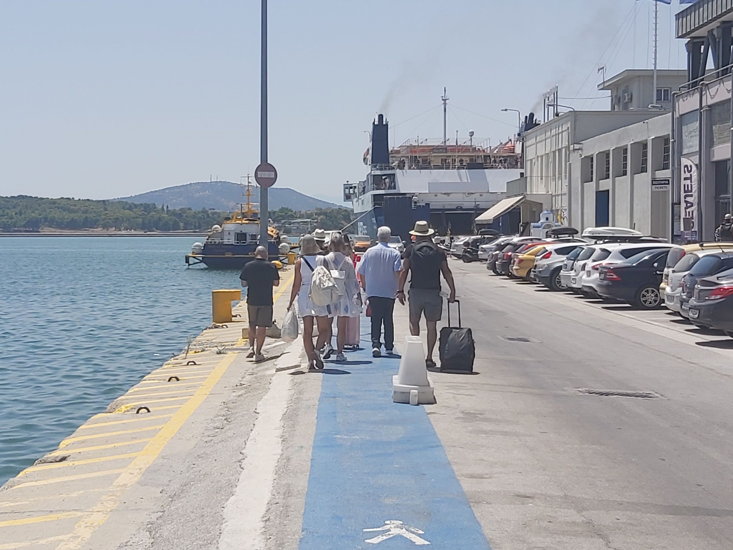 «Πολυτέλεια» οι διακοπές για τους μισούς Έλληνες – Βασίζονται σε εξοχικά και voucher