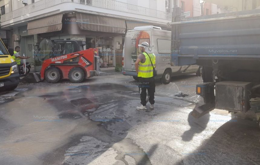 Συνεργεία οπτικών ινών προκάλεσαν βλάβη σε αγωγό ύδρευσης στη Ν. Ιωνία – Στο σημείο συνεργεία της ΔΕΥΑΜΒ