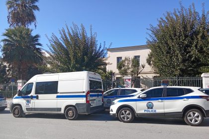 Στη φυλακή οδηγήθηκε 66χρονος – Αυνανιζόταν στο μπαλκόνι του σπιτιού του στον Βόλο βλέποντας 13χρονη σε γειτονική κατοικία