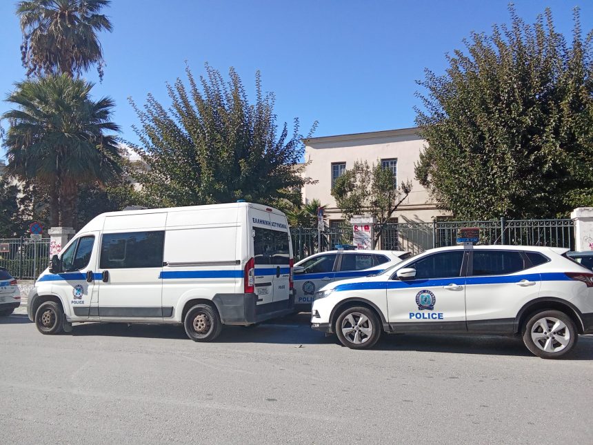 Στη φυλακή οδηγήθηκε 66χρονος – Αυνανιζόταν στο μπαλκόνι του σπιτιού του στον Βόλο βλέποντας 13χρονη σε γειτονική κατοικία