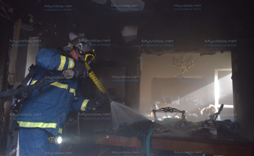 Υπό πλήρη έλεγχο η φωτιά σε εγκαταλειμμένο κτίριο στην οδό Κανάρη με 28ης Οκτωβρίου στον Βόλο