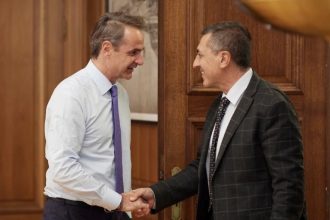Συντονίστηκε στο Μαξίμου κατά του εμβολιασμού ο Κουρέτας Εξωτερικού