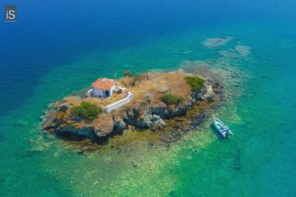 Φροντίδα και ευπρεπισμός στον Άγιο Νικολάκη, τη μικρή βραχονησίδα στο Αγκίστρι Βόλου