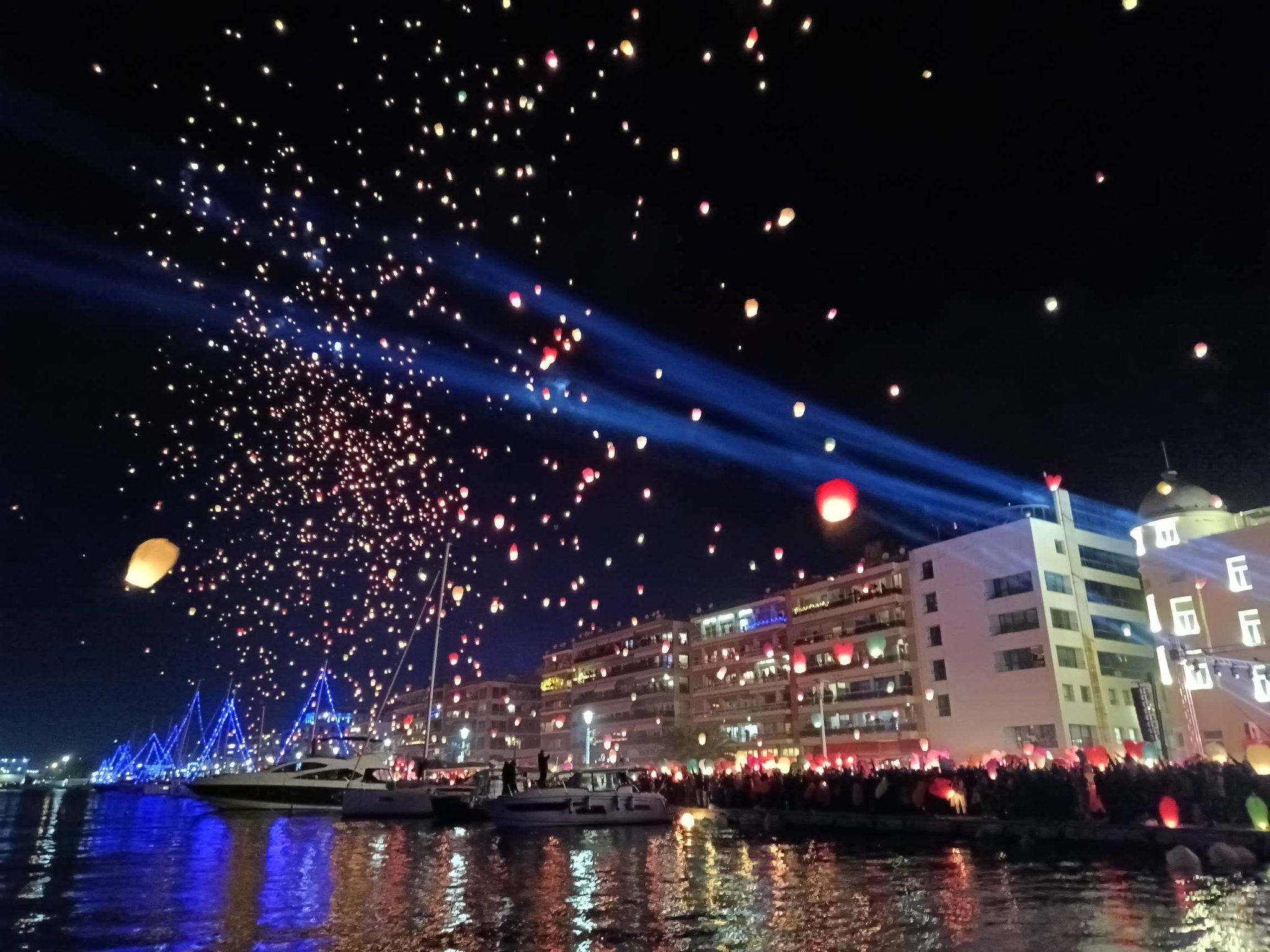 Χιλιάδες φαναράκια με ευχές στον ουρανό του Βόλου (pics & vid)