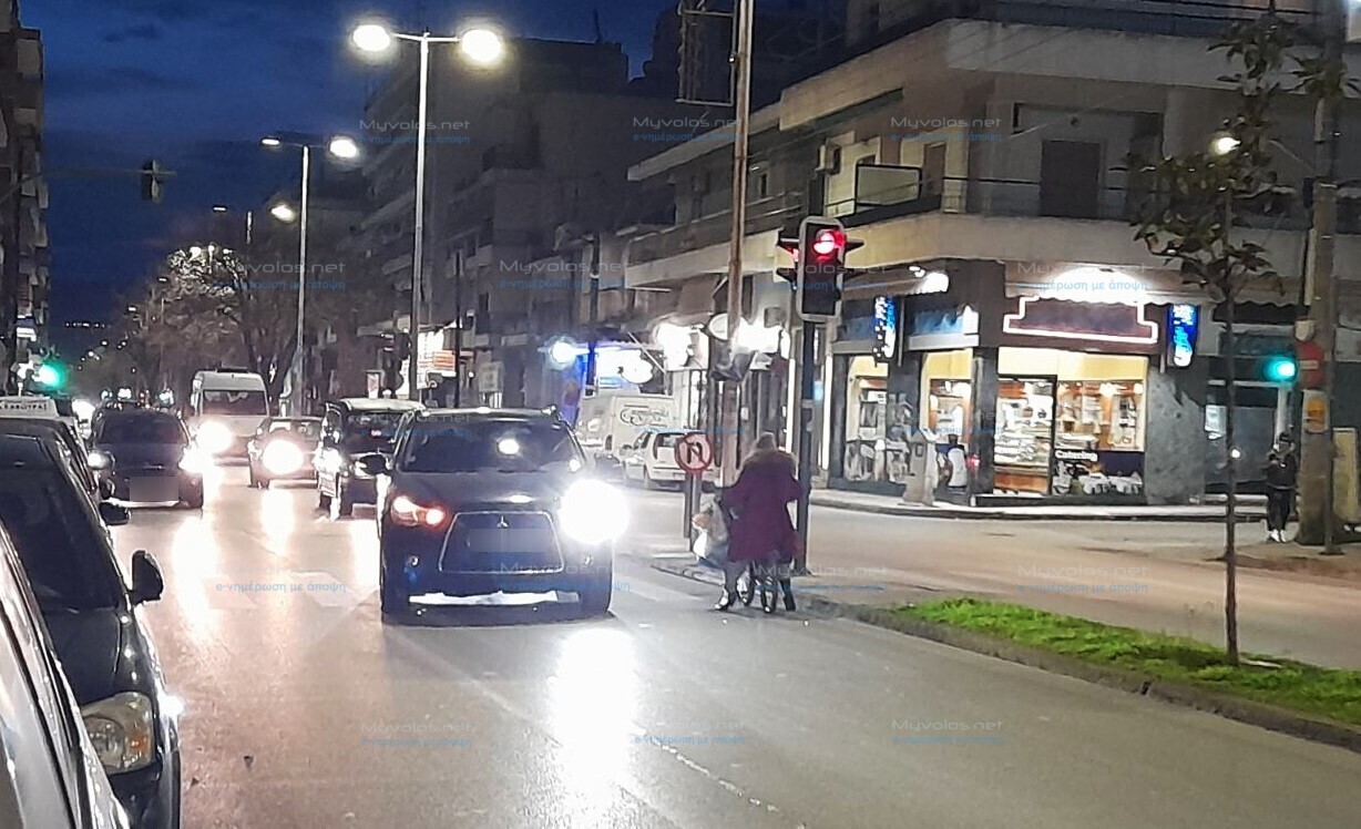 Κίνδυνος για διερχόμενους οδηγούς στον Βόλο άτομα στην μέση του δρόμου και αντίθετα στο ρεύμα κυκλοφορίας (εικόνες)