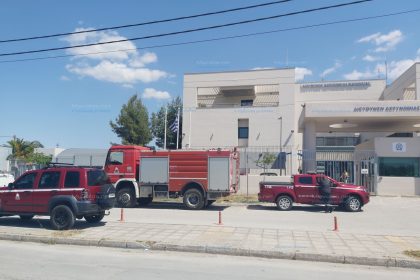 Πακιστανοί κρατούμενοι στο Αστυνομικό Μέγαρο Βόλου έβαλαν φωτιά σε στρώματα διαμαρτυρόμενοι για την καθυστέρηση μεταγωγής τους (pics & vid)