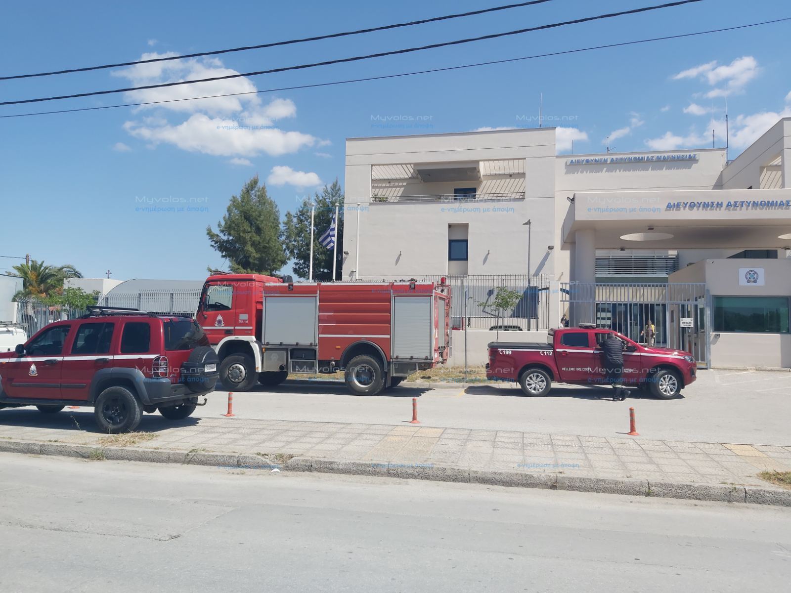 Πακιστανοί κρατούμενοι στο Αστυνομικό Μέγαρο Βόλου έβαλαν φωτιά σε στρώματα διαμαρτυρόμενοι για την καθυστέρηση μεταγωγής τους (pics & vid)