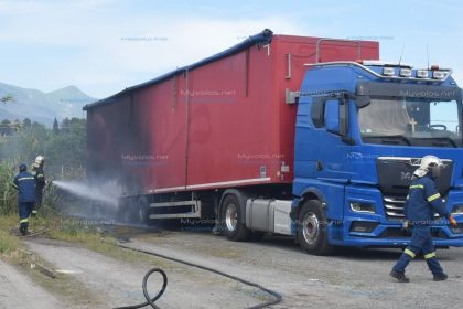 Φωτιά σε νταλίκα σε χώρο στάθμευσης βαρέων οχημάτων στα Αϊβαλιώτικα αντιμετώπισε άμεσα η Πυροσβεστική Βόλου (pics & vid)