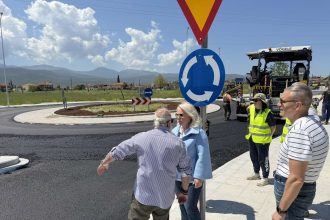 Ολοκληρώθηκε η κατασκευή κυκλικού κόμβου στην Ευξεινούπολη – Επίσκεψη της Άννας Μαρίας Παπαδημητρίου στο έργο