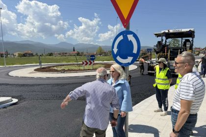 Ολοκληρώθηκε η κατασκευή κυκλικού κόμβου στην Ευξεινούπολη – Επίσκεψη της Άννας Μαρίας Παπαδημητρίου στο έργο