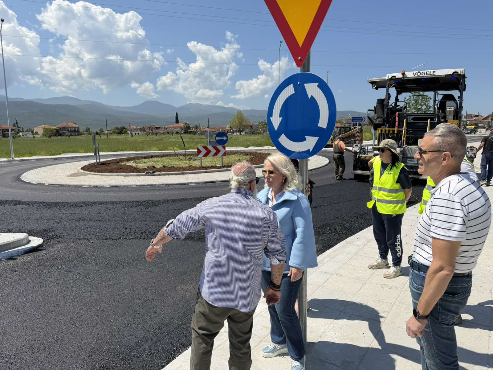 Ολοκληρώθηκε η κατασκευή κυκλικού κόμβου στην Ευξεινούπολη – Επίσκεψη της Άννας Μαρίας Παπαδημητρίου στο έργο