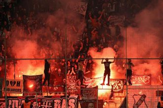 Δύο συλλήψεις στον Βόλο έξω από το Πανθεσσαλικό για κατοχή τριών πυροτεχνικών ειδών