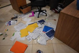 Ανήλικος διέρρηξε την αφύλακτη Διεύθυνση Μεταφορών στον Βόλο – Έφαγε γλυκά, πέταξε χρήματα στο δάπεδο και διέφυγε από την υδρορροή