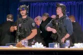 Τα κενά και οι προκλήσεις ασφαλείας μετά τους πυροβολισμούς σε απόσταση αναπνοής από τον Τραμπ (video)