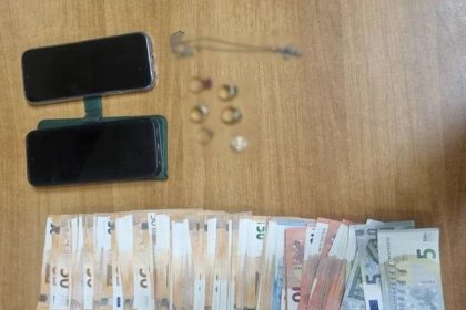 Έπεισαν ηλικιωμένη στον Βόλο -προσποιούμενοι ιατρό και αστυνομικό- να πετάξει από μπαλκόνι σακούλα με 4.845€ και κοσμήματα