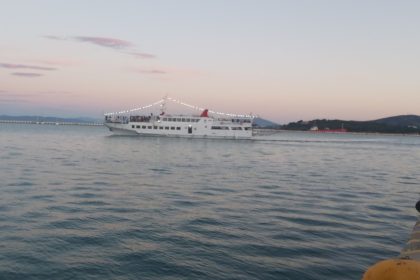 Καλοκαιρινή διάθεση στο λιμάνι του Βόλου με διάφορες θαλάσσιες συγκοινωνίες, μουσικές και χορούς (pics & vid)