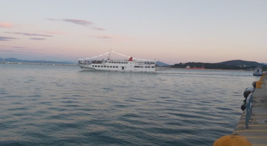 Καλοκαιρινή διάθεση στο λιμάνι του Βόλου με διάφορες θαλάσσιες συγκοινωνίες, μουσικές και χορούς (pics & vid)