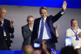 Live Μητσοτάκης στο 16ο Συνέδριο της ΝΔ: Θυμώνω κι εγώ με την ακρίβεια – Μόνες λύσεις οι μειώσεις φόρων και αυξήσεις μισθών