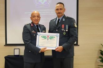 Έγινε ασπίδα προστασίας σε επεισόδια στον Βόλο και τιμήθηκε με το Αριστείο Ανδραγαθίας ο Ανθυπαστυνόμος Μιχ. Σουντουλουμάκης (εικόνες)