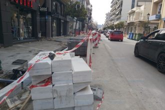 Δημητριάδος με μια λωρίδα κυκλοφορίας λόγω ανακατασκευής πεζοδρομίων – Απαραίτητη η παρουσία ένστολων για αποτροπή παράνομων σταθμεύσεων και τοπικές ρυθμίσεις