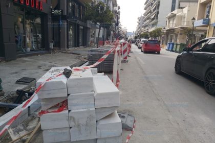 Δημητριάδος με μια λωρίδα κυκλοφορίας λόγω ανακατασκευής πεζοδρομίων – Απαραίτητη η παρουσία ένστολων για αποτροπή παράνομων σταθμεύσεων και τοπικές ρυθμίσεις