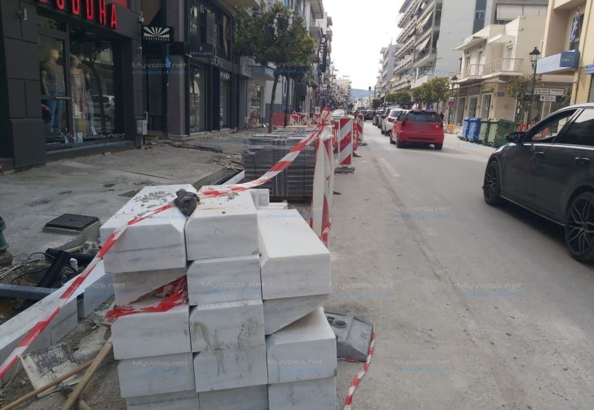 Δημητριάδος με μια λωρίδα κυκλοφορίας λόγω ανακατασκευής πεζοδρομίων – Απαραίτητη η παρουσία ένστολων για αποτροπή παράνομων σταθμεύσεων και τοπικές ρυθμίσεις