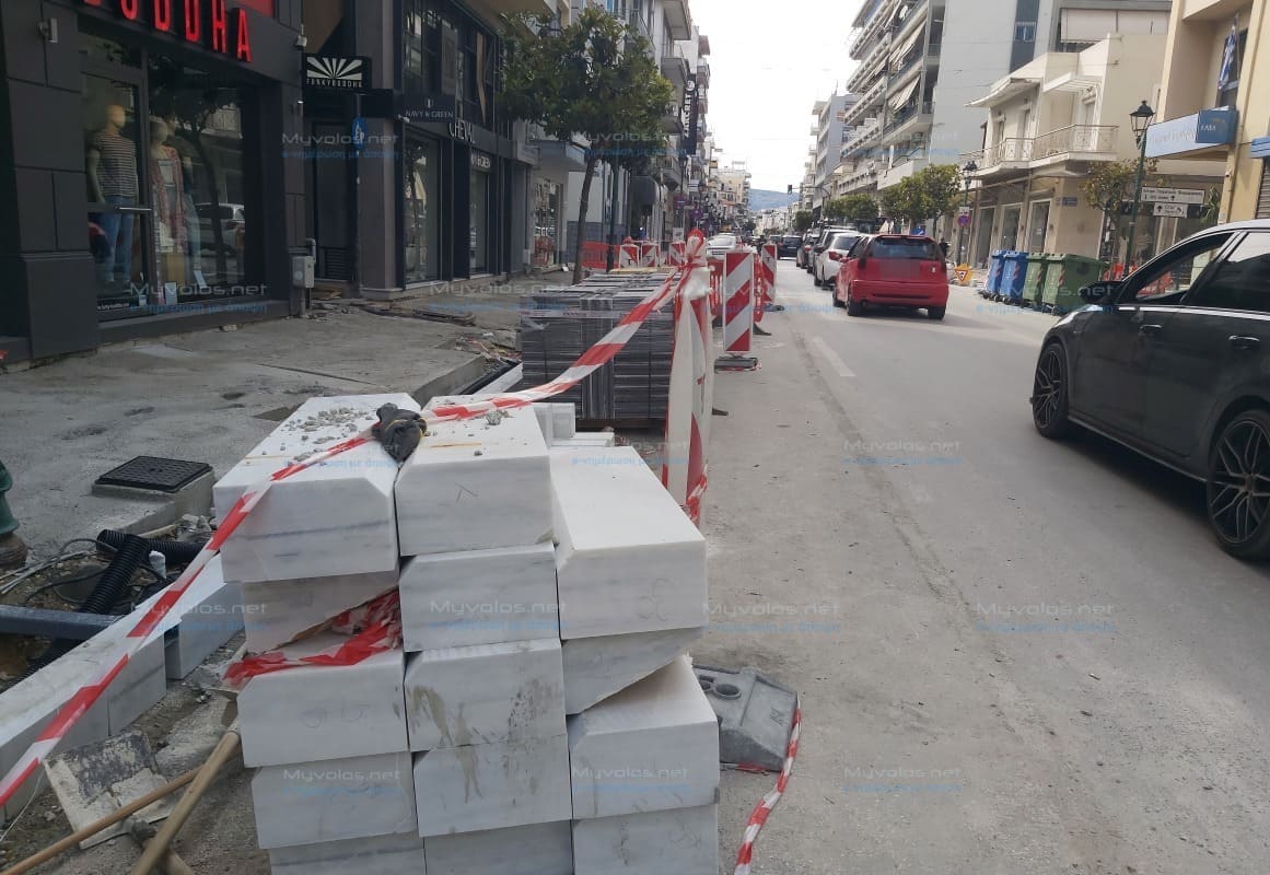 Δημητριάδος με μια λωρίδα κυκλοφορίας λόγω ανακατασκευής πεζοδρομίων – Απαραίτητη η παρουσία ένστολων για αποτροπή παράνομων σταθμεύσεων και τοπικές ρυθμίσεις