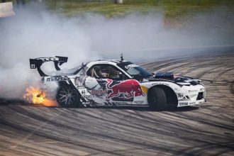Στην ανάβαση Πορταριάς ο εκρηκτικός οδηγός Drift της Red Bull MAD MIKE με το θηριώδες 4-rotor MAZDA3 για να προσφέρει θέαμα υψηλού επιπέδου (vid)