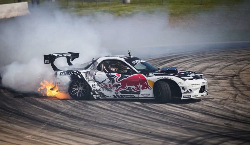 Στην ανάβαση Πορταριάς ο εκρηκτικός οδηγός Drift της Red Bull MAD MIKE με το θηριώδες 4-rotor MAZDA3 για να προσφέρει θέαμα υψηλού επιπέδου (vid)